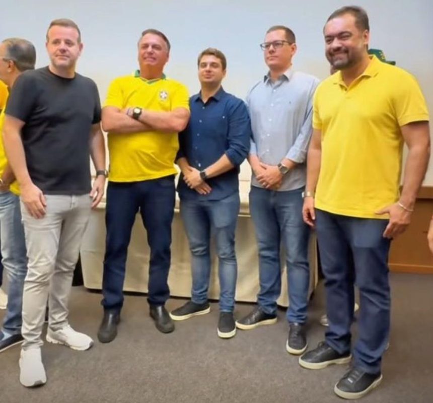 O presidente da Riotur, Bernardo Fellows; o ex-presidente Jair Bolsonaro; o secretário municipal de Ordem Pública, Brenno Carnevale; o secretário chefe da Casa Civil da Prefeitura do Rio, Leandro Matieli, e o governador Cláudio Castro: imagem deixou em polvorosa a política do Rio