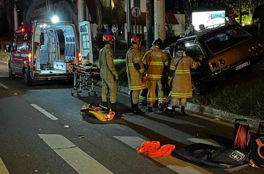 Bombeiros socorrem o motorista na Estrada União e Indústria, em Itaipava: o terceiro acidente grave em pouco mais de 40 dias