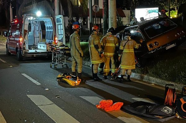 Novo acidente na faixa de pedestres em Itaipava: o terceiro em menos de dois meses 63 Bombeiros socorrem o motorista na Estrada União e Indústria, em Itaipava: o terceiro acidente grave em pouco mais de 40 dias