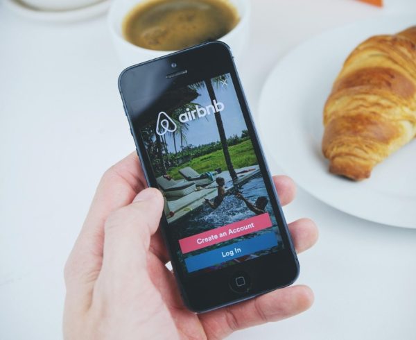Airbnb: no projeto final, autor retira exigência de alvará 48 'Comissão do Airbnb' vai ouvir lesados em operações de plataformas de aluguel por temporada