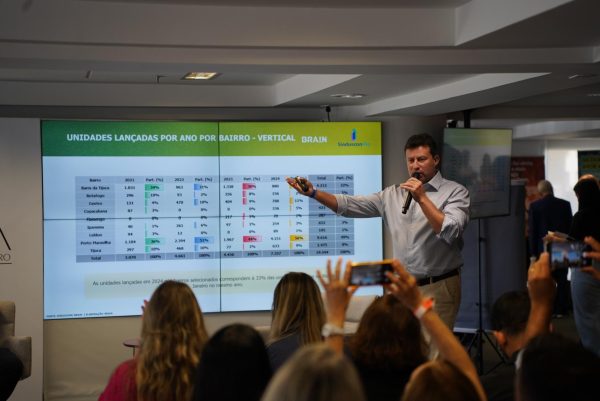 Claudio Hermolin, presidente do Sinduscon-Rio, apresenta os dados sobre o mercado imobiliário do Rio no 15° Panorama Imobiliário do Rio, no Senac RJ: a Zona Norte é a nova queridinha
