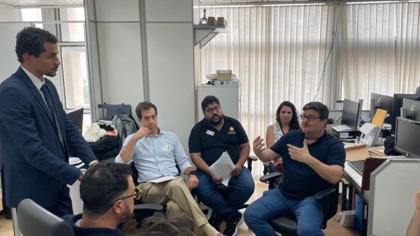 Reunião do vereador Salvino Oliveira com representantes da Associação Brasileira de Locação por Temporada: a pedidos, parlamentar fez algumas mudanças no projeto de regulamentação do aluguel de imóveis por plataformas como o Airbnb