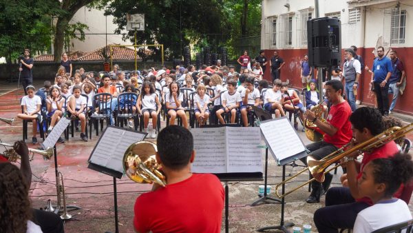 Alunos de escola em Laranjeiras vivem dia de orquestra