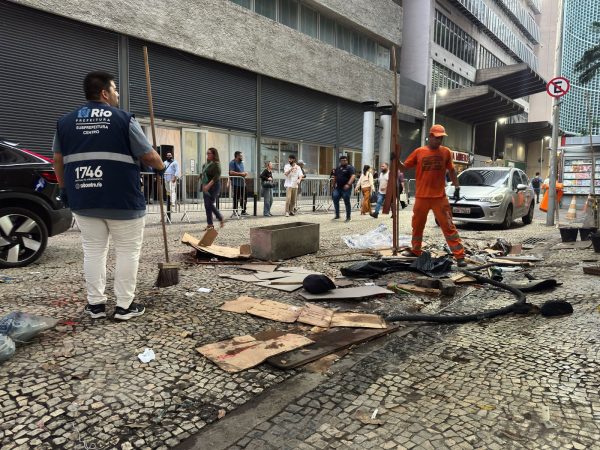 Prefeitura desmonta acampamento de candidatos de concursos em frente à Alerj
