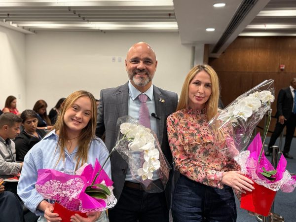 A modelo e influenciadora Maju de Araújo e sua mãe, Adriana, com o deputado Fred Pacheco: a lei que leva o nome da moça foi aprovada pela Assembleia Legislativa
