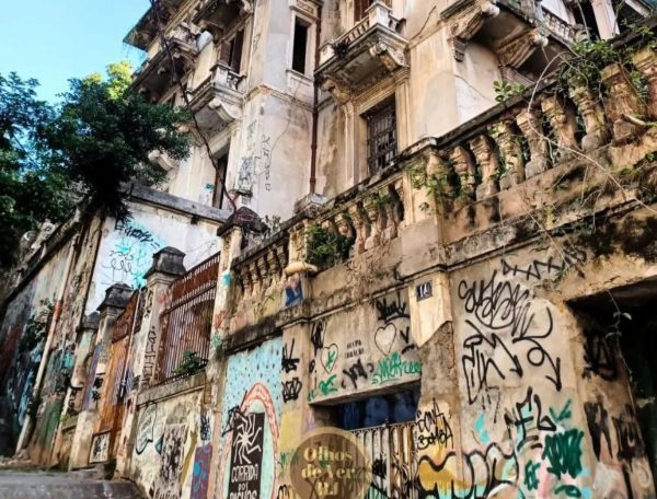 Paes diz que prefeitura vai desapropriar e pagar a recuperação de casarões abandonados 47 Casarão abandonado na Glória: prefeito Eduardo Paes conta, em evento do mercado imobiliário, que vai desapropriar por hasta pública