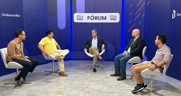 O arquiteto Fernando Costa; o presidente do Sinduscon-Rio, Cláudio Hermolin, o mediador Carlos Andreazza; o presidente do Crea-RJ, Miguel Fernández; e o presidente do Secovi, Leonardo Schneider: fórum debate as mudanças recentes na legislação urbanística do Rio e as consequências no dia a dia do carioca