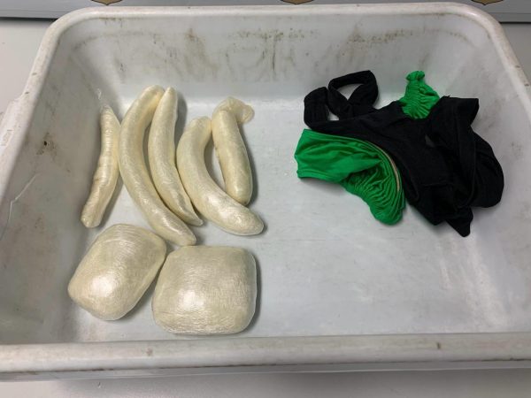 Mulher é presa tentando embarcar para Portugal com 1,5 kg de cocaína nas roupas
