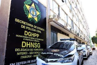 Homem é morto a tiros ao invadir casa em Niterói