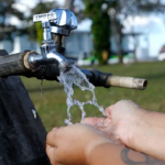 A Águas do Rio está instalando 22 unidades de bombeamento, conhecidas como boosters, na Zona Norte do Rio. Com a instalação, cerca de 145 mil moradores passaram a receber água tratada com mais força e regularidade.