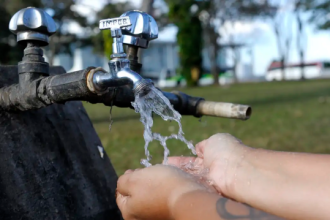 A Águas do Rio está instalando 22 unidades de bombeamento, conhecidas como boosters, na Zona Norte do Rio. Com a instalação, cerca de 145 mil moradores passaram a receber água tratada com mais força e regularidade.