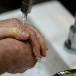 O fornecimento de água tratada em partes do município de Magé, na Baixada Fluminense, será interrompido, na manhã da próxima quarta-feira (12). A interrupção será para uma manutenção preventiva no sistema de captação de água bruta que atende à estação de tratamento de água local.