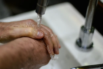 Após a interrupção no fornecimento de água tratada em várias áreas dos municípios de Belford Roxo, Duque de Caxias e São João de Meriti, na Baixada Fluminense, a Águas do Rio informa que o abastecimento entrou em processo de normalização.