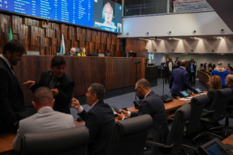 Em sessão na Assembleia Legislativa do Rio de Janeiro (Alerj), na manhã nesta quinta-feira (20), deputados travaram um embate acalorado durante a discussão do Projeto de Lei que propõe a proibição de propaganda de casas de apostas (bets) em atividades esportivas no estado.