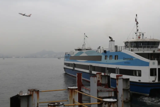 O governo do estado e a Prefeitura de Niterói anunciaram esta semana, a redução na passagem das barcas na linha Arariboia x Praça Quinze, que passará de R$ 7,70 para R$ 4,70, a partir de 24 de março. A nova tarifa também acompanha a mudança no catamarã Charitas, que, com adoção de uma tarifa social, agora vai de R$ 21 para R$ 7,70.