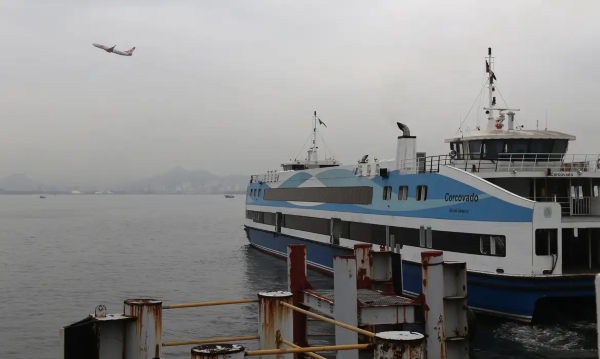 O governo do estado e a Prefeitura de Niterói anunciaram esta semana, a redução na passagem das barcas na linha Arariboia x Praça Quinze, que passará de R$ 7,70 para R$ 4,70, a partir de 24 de março. A nova tarifa também acompanha a mudança no catamarã Charitas, que, com adoção de uma tarifa social, agora vai de R$ 21 para R$ 7,70.