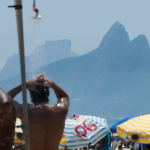 O Centro de Operações da Prefeitura do Rio (COR) divulgou que a cidade retornou ao nível de calor 1 à 0h10 desta terça-feira, (4). Neste primeiro nível, não há previsão de índices de calor extremo, muito alto ou alto, e não há impactos na rotina da cidade.