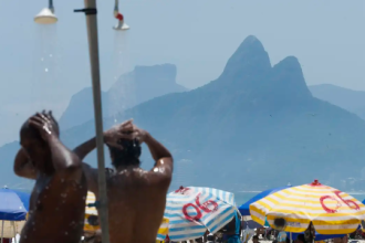 O Centro de Operações da Prefeitura do Rio (COR) divulgou que a cidade retornou ao nível de calor 1 à 0h10 desta terça-feira, (4). Neste primeiro nível, não há previsão de índices de calor extremo, muito alto ou alto, e não há impactos na rotina da cidade.