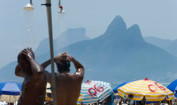 O Centro de Operações da Prefeitura do Rio (COR) divulgou que a cidade retornou ao nível de calor 1 à 0h10 desta terça-feira, (4). Neste primeiro nível, não há previsão de índices de calor extremo, muito alto ou alto, e não há impactos na rotina da cidade.