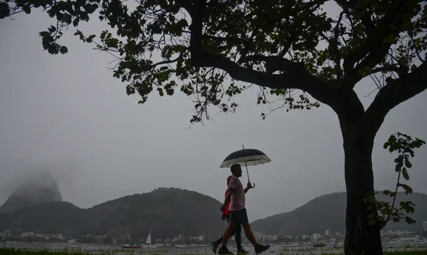 Último fim de semana do verão tem previsão de chuva no Rio