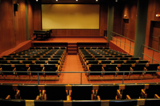 A sala de exibição da Cinemateca do Museu de Arte Moderna do Rio de Janeiro (MAM Rio) foi reaberta ao público nesta quinta-feira (13), após oito meses fechada. O tradicional espaço passou por ampla reforma e modernização.