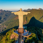 O Procon-RJ realizou uma vistoria e interditou a venda de bilhetes do trem que leva ao Cristo Redentor, na manhã desta segunda-feira (17), após a morte de um turista na manhã de domingo (16). De acordo com o órgão, o local continuará interditado enquanto o posto médico estiver fechado. Após a interdição, os passageiros foram orientados a remarcar as viagens ou pedir o dinheiro de volta.