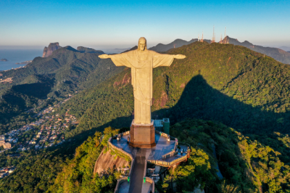 O Procon-RJ realizou uma vistoria e interditou a venda de bilhetes do trem que leva ao Cristo Redentor, na manhã desta segunda-feira (17), após a morte de um turista na manhã de domingo (16). De acordo com o órgão, o local continuará interditado enquanto o posto médico estiver fechado. Após a interdição, os passageiros foram orientados a remarcar as viagens ou pedir o dinheiro de volta.