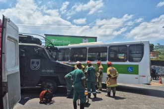 Segundo relatos de testemunhas, o ônibus coletivo foi atingido pelo blindado, que avançou o sinal vermelho. O veículo transportava agentes de ações táticas. O estado de saúde das vítimas ainda não foi divulgado.