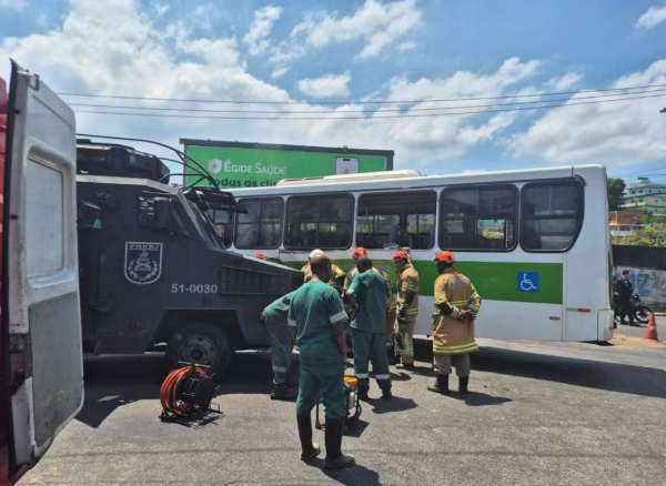 Segundo relatos de testemunhas, o ônibus coletivo foi atingido pelo blindado, que avançou o sinal vermelho. O veículo transportava agentes de ações táticas. O estado de saúde das vítimas ainda não foi divulgado.