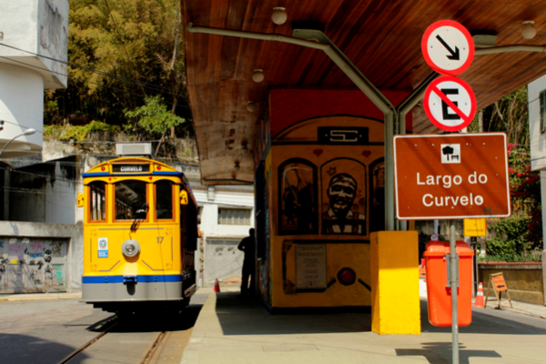 O drama dos apagões constantes no bairro de Santa Teresa, Região Central do Rio, se estendeu durante todo o verão. Todavia, apesar dos diversos relatos de falta de energia, a concessionária Light, responsável pelo serviço, classificou a situação como "pontual".