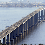 Motoristas enfrentaram um engarrafamento de quase uma hora para atravessar a Ponte, no sentido Niterói, na manhã deste domingo (23). De acordo a concessionária EcoPonte, responsável pela administração da via, três faixas foram interditadas para uma manutenção preventiva.