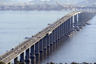 Motoristas enfrentaram um engarrafamento de quase uma hora para atravessar a Ponte, no sentido Niterói, na manhã deste domingo (23). De acordo a concessionária EcoPonte, responsável pela administração da via, três faixas foram interditadas para uma manutenção preventiva.