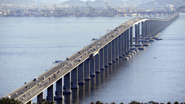 Motoristas enfrentaram um engarrafamento de quase uma hora para atravessar a Ponte, no sentido Niterói, na manhã deste domingo (23). De acordo a concessionária EcoPonte, responsável pela administração da via, três faixas foram interditadas para uma manutenção preventiva.