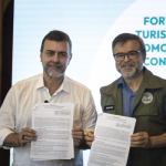 O Instituto Chico Mendes de Conservação da Biodiversidade (ICMBio) e a Embratur anunciaram, nesta sexta (21), no Palacete do Parque Laje, no Parque Nacional da Tijuca, no Rio de Janeiro, medidas de incentivo ao turismo audiovisual e à promoção das Unidades de Conservação Federais como cenários para produções cinematográficas, séries e outros formatos.