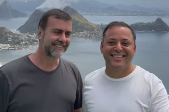 O presidente da Embratur, Marcelo Freixo (PT), e o prefeito de Niterói, Rodrigo Neves (PDT), adversários na disputa pelo governo do estado em 2022, mas que se reaproximaram já nas eleições municipais do ano passado, estão cada vez mais colados.