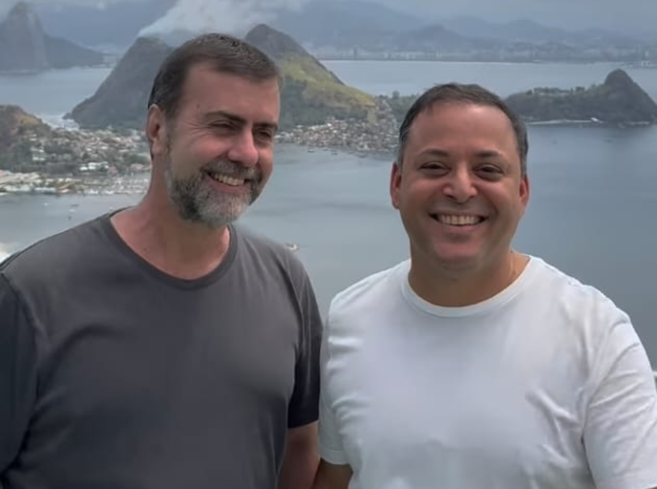 O presidente da Embratur, Marcelo Freixo (PT), e o prefeito de Niterói, Rodrigo Neves (PDT), adversários na disputa pelo governo do estado em 2022, mas que se reaproximaram já nas eleições municipais do ano passado, estão cada vez mais colados.