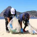 Mais de 600 quilos de resíduos foram recolhidos, neste sábado (22), em áreas da Baía de Guanabara por voluntários que participaram do Clean Up Bay, em celebração ao Dia Mundial da Água. A iniciativa está em sua quarta edição e é organizada pela Rede de Conservação Águas da Guanabara (Redagua), que reúne projetos que contam com a parceria da Petrobras, por meio do Programa Petrobras Socioambiental (PPSA).