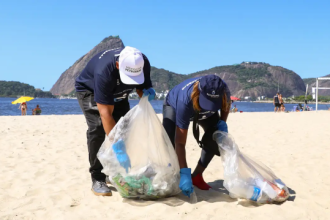 Mais de 600 quilos de resíduos foram recolhidos, neste sábado (22), em áreas da Baía de Guanabara por voluntários que participaram do Clean Up Bay, em celebração ao Dia Mundial da Água. A iniciativa está em sua quarta edição e é organizada pela Rede de Conservação Águas da Guanabara (Redagua), que reúne projetos que contam com a parceria da Petrobras, por meio do Programa Petrobras Socioambiental (PPSA).