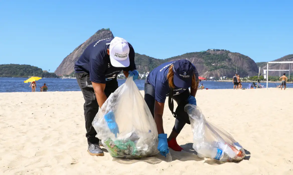 Mais de 600 quilos de resíduos foram recolhidos, neste sábado (22), em áreas da Baía de Guanabara por voluntários que participaram do Clean Up Bay, em celebração ao Dia Mundial da Água. A iniciativa está em sua quarta edição e é organizada pela Rede de Conservação Águas da Guanabara (Redagua), que reúne projetos que contam com a parceria da Petrobras, por meio do Programa Petrobras Socioambiental (PPSA).