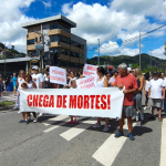 Moradores de Itaipava, destino turístico de Petrópolis, na Região Serrana do Rio, fizeram um protesto na manhã deste sábado (22), na Estrada União e Indústria, principal via do distrito. A manifestação foi organizada após os sucessivos acidentes envolvendo pedestres, e os moradores da região cobram soluções do poder público.