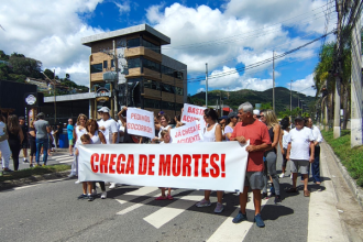 Moradores de Itaipava, destino turístico de Petrópolis, na Região Serrana do Rio, fizeram um protesto na manhã deste sábado (22), na Estrada União e Indústria, principal via do distrito. A manifestação foi organizada após os sucessivos acidentes envolvendo pedestres, e os moradores da região cobram soluções do poder público.