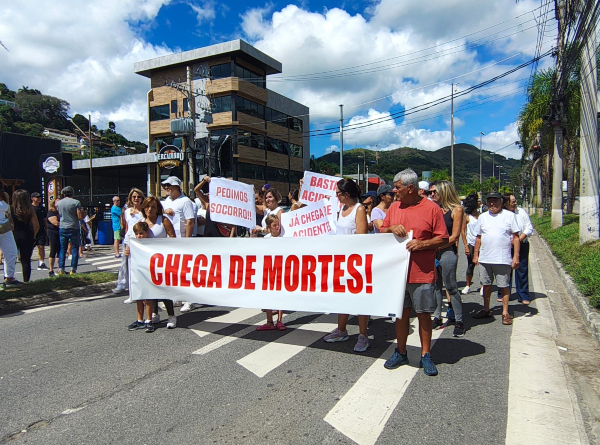 Moradores de Itaipava, destino turístico de Petrópolis, na Região Serrana do Rio, fizeram um protesto na manhã deste sábado (22), na Estrada União e Indústria, principal via do distrito. A manifestação foi organizada após os sucessivos acidentes envolvendo pedestres, e os moradores da região cobram soluções do poder público.