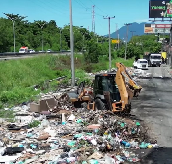 A Prefeitura de São João de Meriti, na Baixada Fluminense, aplicou a primeira multa por descarte irregular de lixo. O prefeito Léo Vieira (Republicanos) anunciou a autuação nas redes sociais nesta quinta-feira (13), informando que o infrator foi multado em R$ 5 mil, conforme as legislações municipal e estadual de infração ambiental.