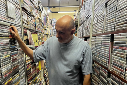 Entre Copacabana e Ipanema, em uma galeria estreita da Rua Gomes Carneiro, habita um acervo de mais de 30 mil filmes. Quem garante o número generoso é José Carlos Alves Menezes, de 63 anos. Zé Carlos, como é conhecido pelos clientes, comanda a Storm Video, uma das últimas locadoras de filmes do Rio de Janeiro.