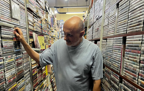 Entre Copacabana e Ipanema, em uma galeria estreita da Rua Gomes Carneiro, habita um acervo de mais de 30 mil filmes. Quem garante o número generoso é José Carlos Alves Menezes, de 63 anos. Zé Carlos, como é conhecido pelos clientes, comanda a Storm Video, uma das últimas locadoras de filmes do Rio de Janeiro.