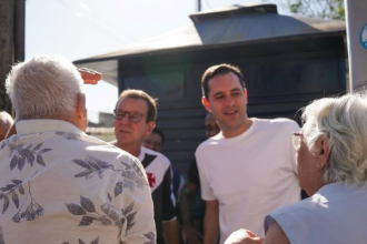 O prefeito Eduardo Paes esteve na Gardênia Azul, na Zona Oeste, na manhã deste sábado (22), para conversar com moradores e comerciantes afetados pelo fechamento de mais de 100 quiosques da Avenida Isabel Domingues, na última quarta-feira (19).