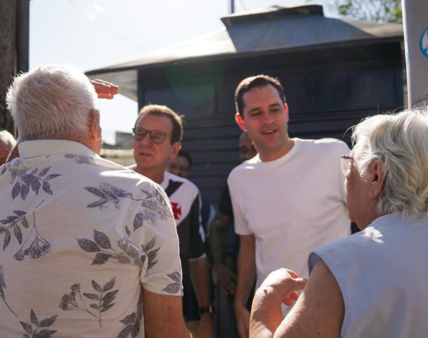 O prefeito Eduardo Paes esteve na Gardênia Azul, na Zona Oeste, na manhã deste sábado (22), para conversar com moradores e comerciantes afetados pelo fechamento de mais de 100 quiosques da Avenida Isabel Domingues, na última quarta-feira (19).