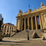 Em celebração ao aniversário de 50 anos, a Assembleia Legislativa do Estado do Rio de Janeiro (Alerj) realizará uma visita guiada teatralizada neste sábado, 15 de março, no Palácio Tiradentes. A sede histórica do Parlamento abre suas portas ao público das 10h às 17h, com sessões de hora em hora. Os visitantes irão interagir com sete personagens históricos e percorrer diversos momentos da instituição de forma lúdica.