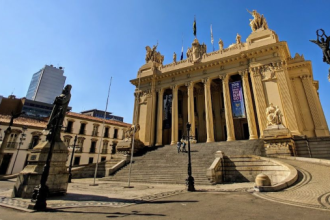 Em celebração ao aniversário de 50 anos, a Assembleia Legislativa do Estado do Rio de Janeiro (Alerj) realizará uma visita guiada teatralizada neste sábado, 15 de março, no Palácio Tiradentes. A sede histórica do Parlamento abre suas portas ao público das 10h às 17h, com sessões de hora em hora. Os visitantes irão interagir com sete personagens históricos e percorrer diversos momentos da instituição de forma lúdica.