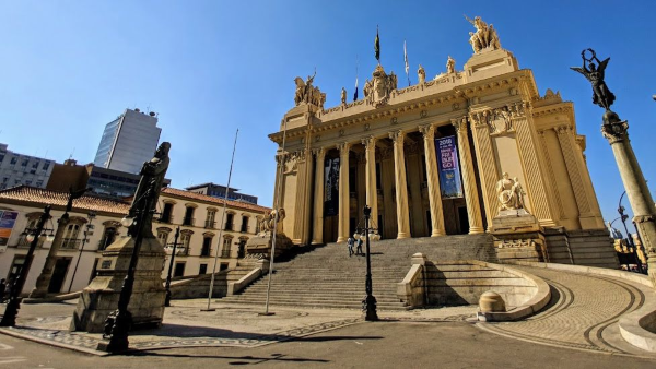 Em celebração ao aniversário de 50 anos, a Assembleia Legislativa do Estado do Rio de Janeiro (Alerj) realizará uma visita guiada teatralizada neste sábado, 15 de março, no Palácio Tiradentes. A sede histórica do Parlamento abre suas portas ao público das 10h às 17h, com sessões de hora em hora. Os visitantes irão interagir com sete personagens históricos e percorrer diversos momentos da instituição de forma lúdica.